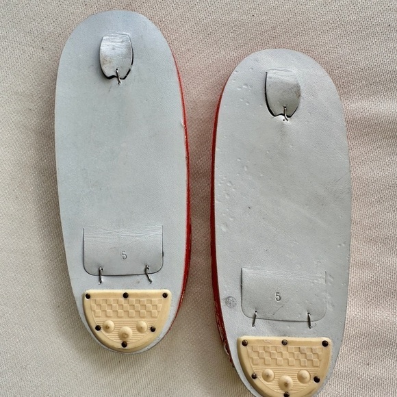 AUTHENTIC, NWOT, VINTAGE JAPANESE GIRLS ZORI GEISHA SANDALS. SILVER BELL IN HEEL - Picture 9 of 9